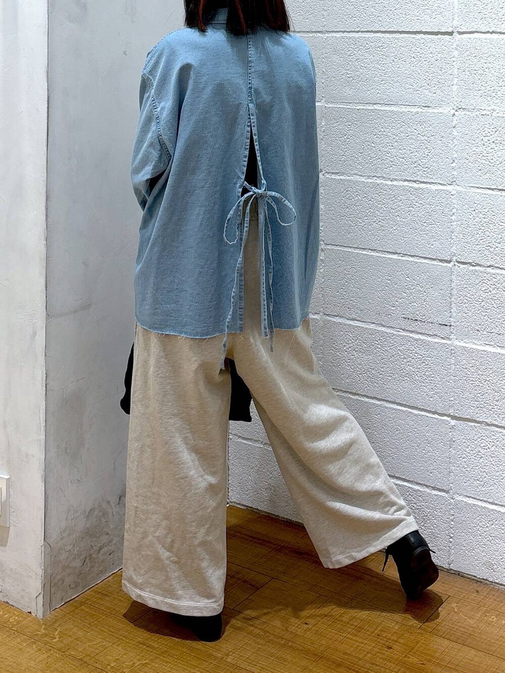 ブラック系のスニーカー、グレー系のスウェットパンツ、ブルー系のシャツ/ブラウスを着用したレディースの冬コーディネートの3枚目の写真