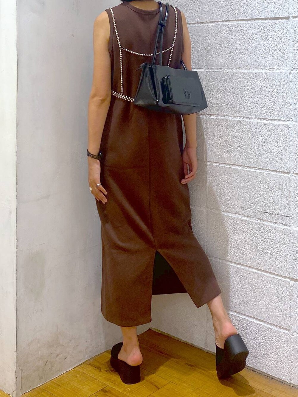 ブラック系のサンダル、ブラウン系のワンピース、ブラック系のショルダーバッグを着用したレディースの夏コーディネートの3枚目の写真