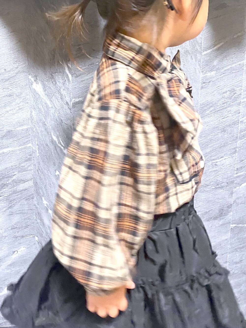 ブラウン系のシャツ/ブラウスを着用したキッズの秋コーディネートの2枚目の写真