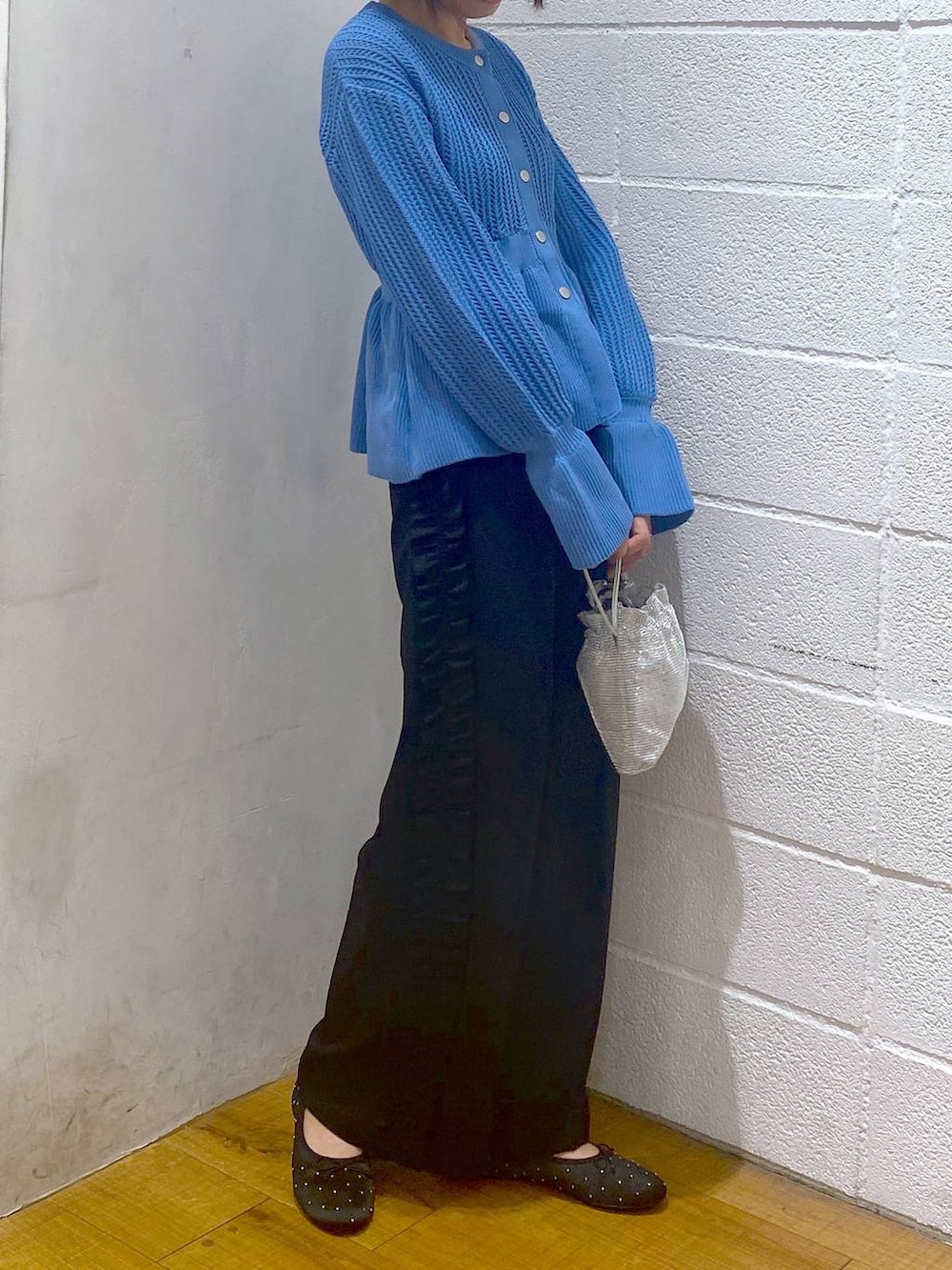 シルバー系のショルダーバッグ、ブラック系のバレエシューズ、ブラック系のその他パンツを着用したレディースの秋コーディネートの2枚目の写真