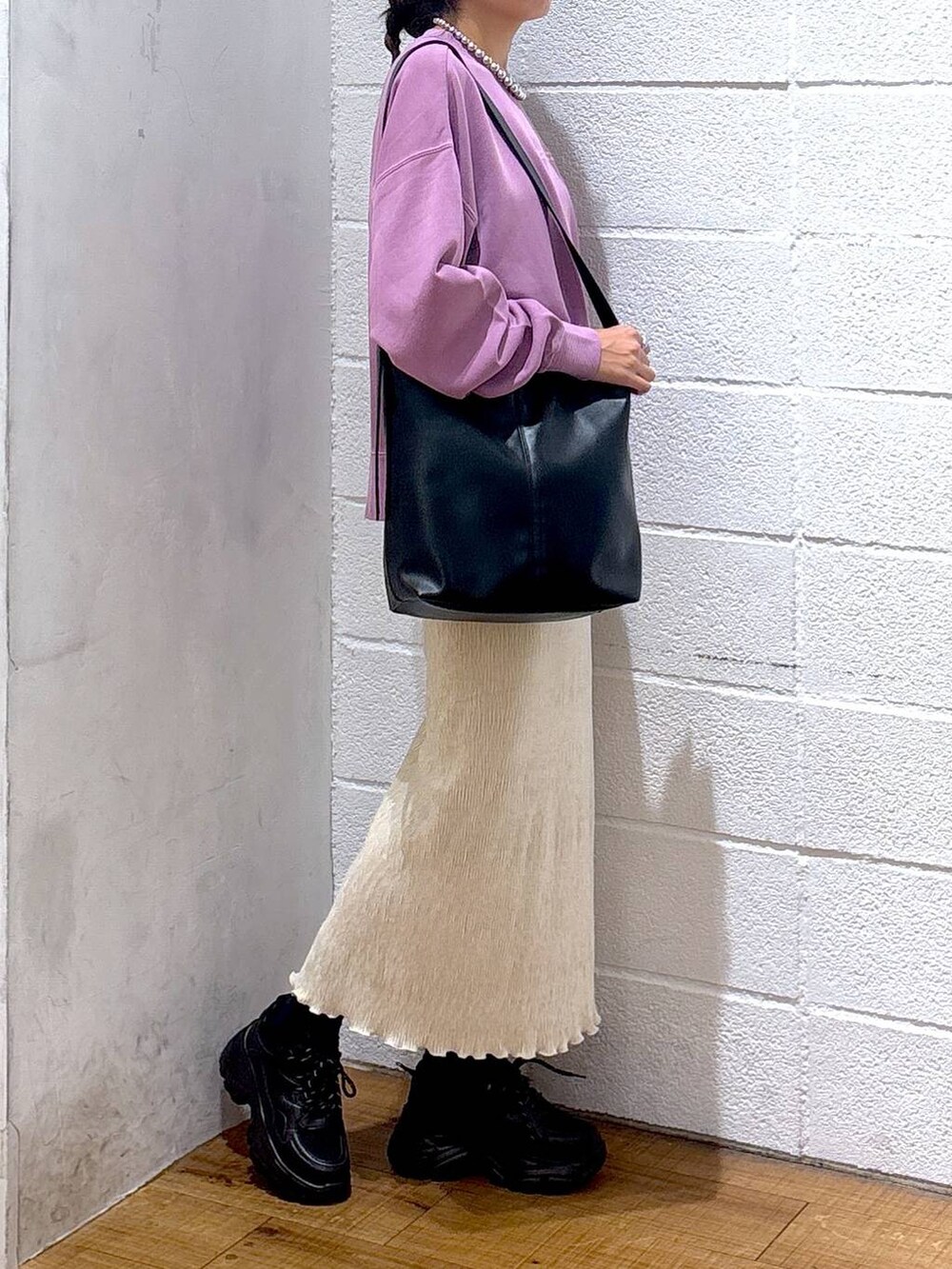 ブラック系のショルダーバッグ、パープル系のスウェット、ホワイト系のスカートを着用したレディースの秋コーディネートの2枚目の写真