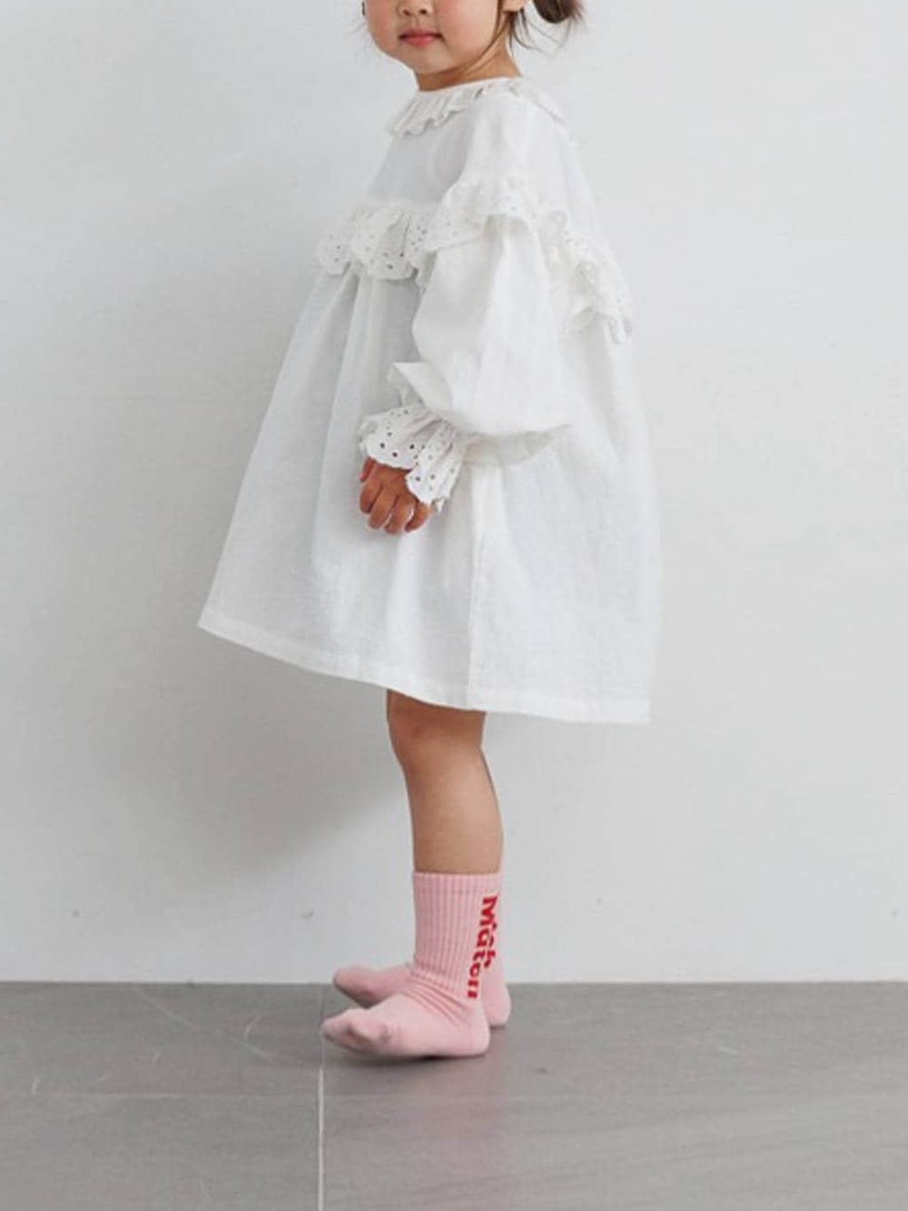 ホワイト系のワンピースを着用したキッズの春コーディネートの2枚目の写真