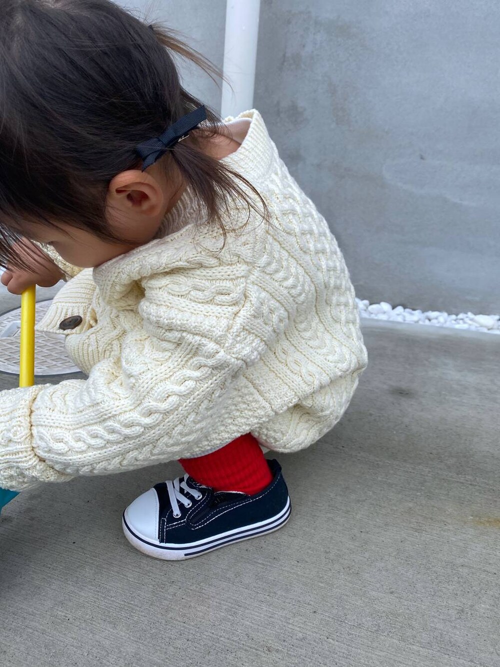 ホワイト系のニット/セーター、グレー系のレギンス/スパッツ、レッド系のソックス/靴下を着用したキッズの秋コーディネートの3枚目の写真