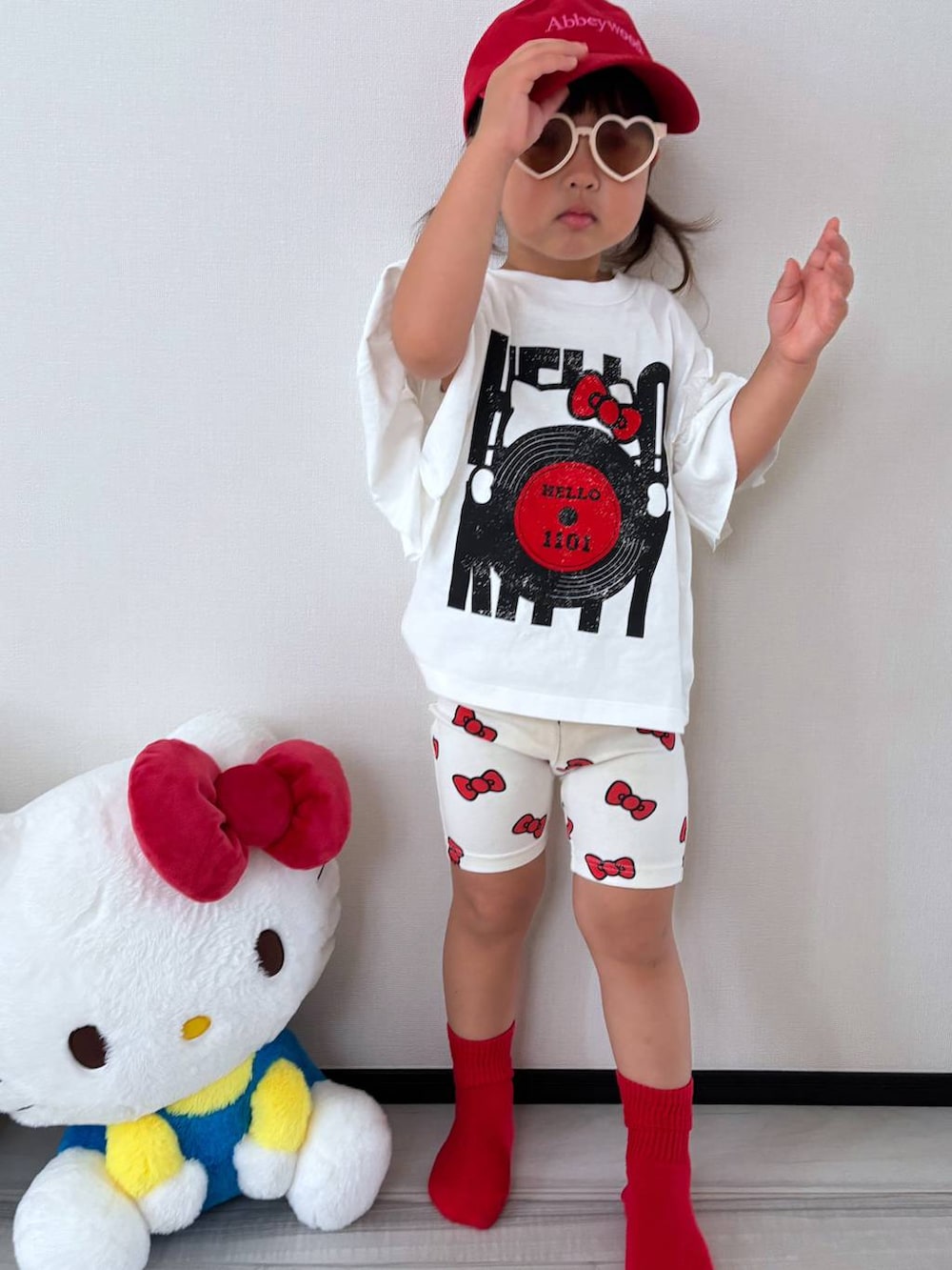 レッド系のキャップを着用したキッズの夏コーディネートの2枚目の写真