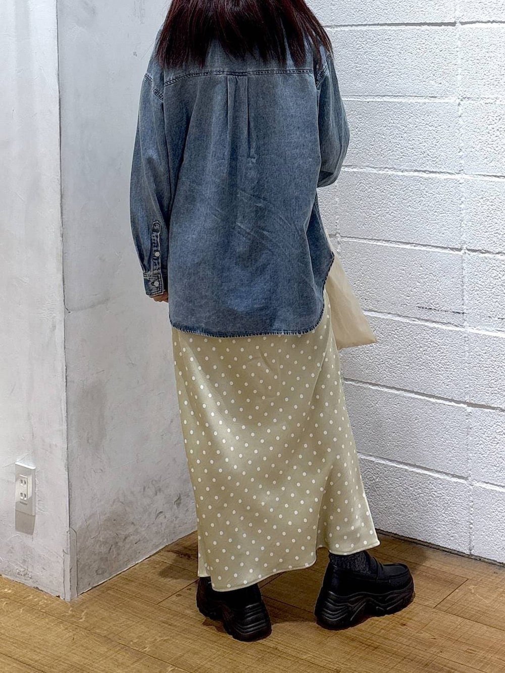 ベージュ系のスカート、ブルー系のシャツ/ブラウス、ブラック系のローファーを着用したレディースの冬コーディネートの3枚目の写真