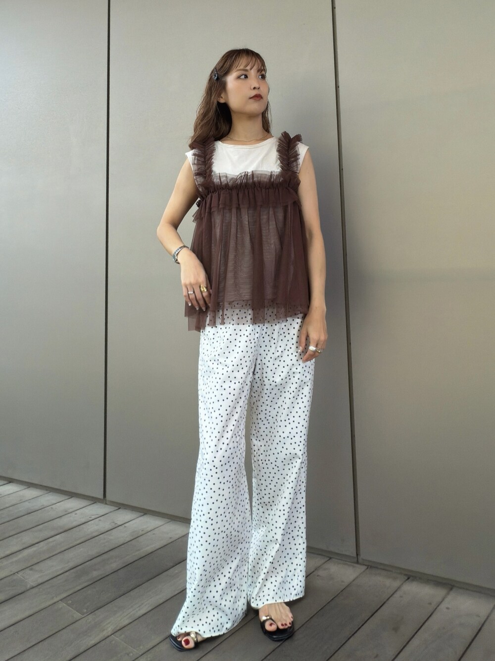 ホワイト系のその他パンツ、ベージュ系のTシャツ/カットソーを着用したレディースの夏コーディネートの7枚目の写真