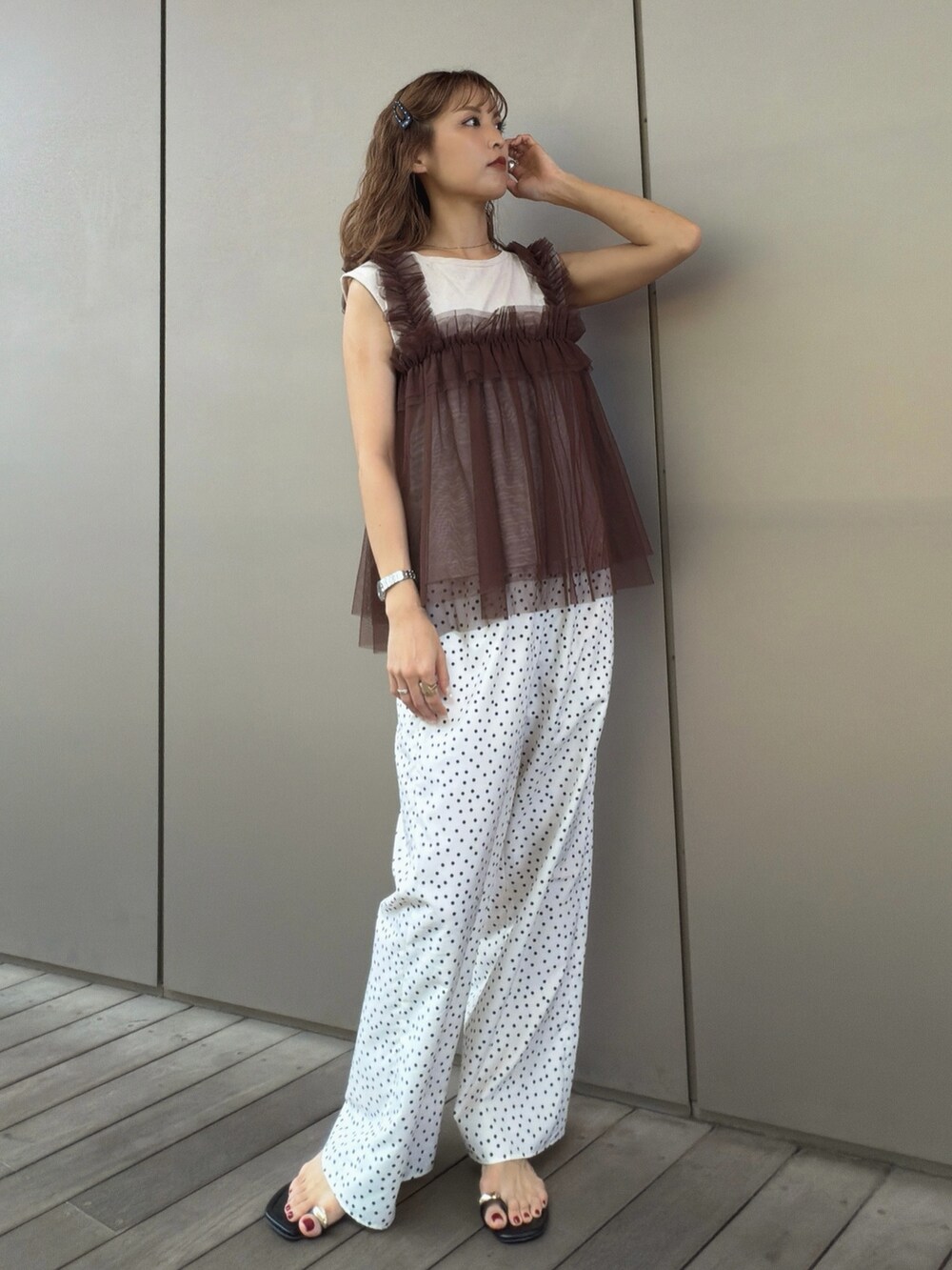 ホワイト系のその他パンツ、ベージュ系のTシャツ/カットソーを着用したレディースの夏コーディネートの6枚目の写真