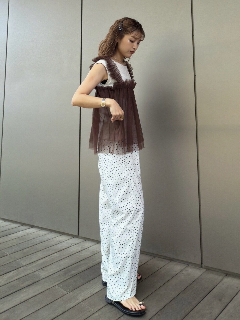 ホワイト系のその他パンツ、ベージュ系のTシャツ/カットソーを着用したレディースの夏コーディネートの4枚目の写真