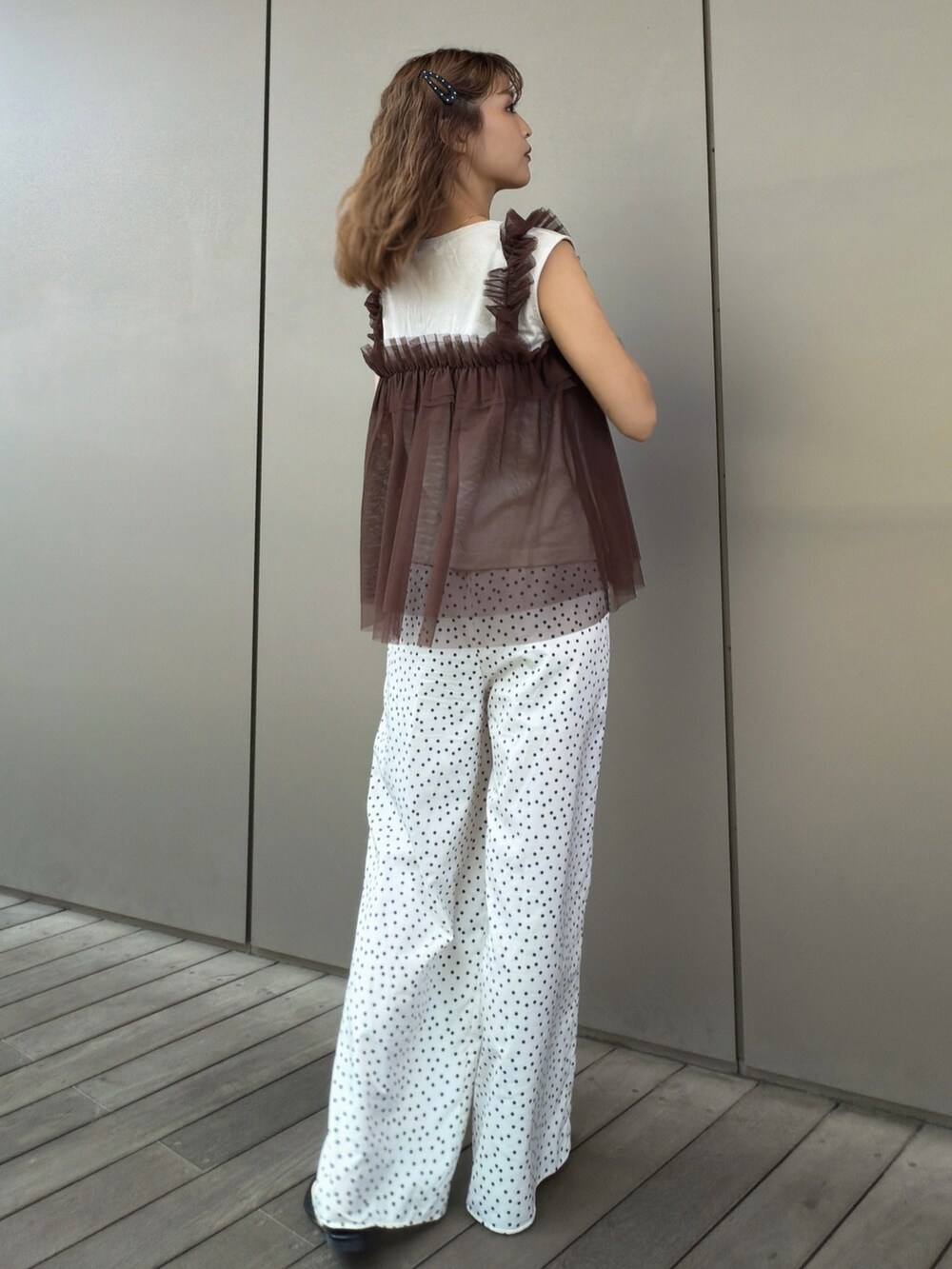 ホワイト系のその他パンツ、ベージュ系のTシャツ/カットソーを着用したレディースの夏コーディネートの5枚目の写真