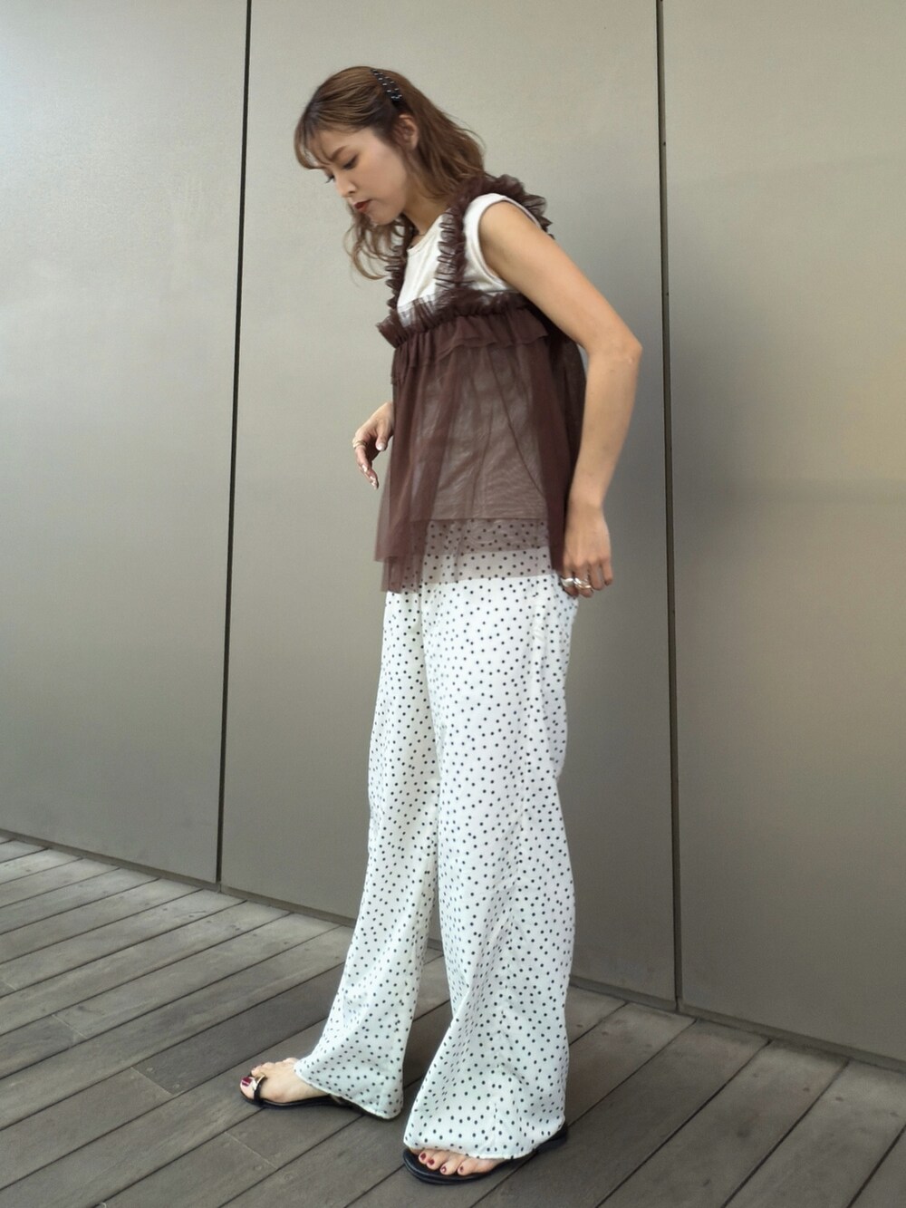 ホワイト系のその他パンツ、ベージュ系のTシャツ/カットソーを着用したレディースの夏コーディネートの8枚目の写真