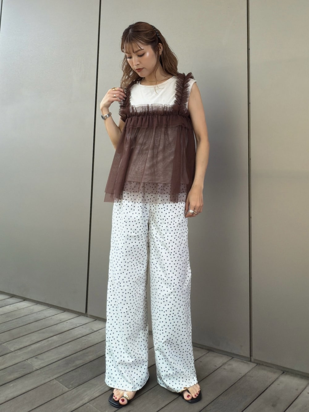 ホワイト系のその他パンツ、ベージュ系のTシャツ/カットソーを着用したレディースの夏コーディネートの2枚目の写真