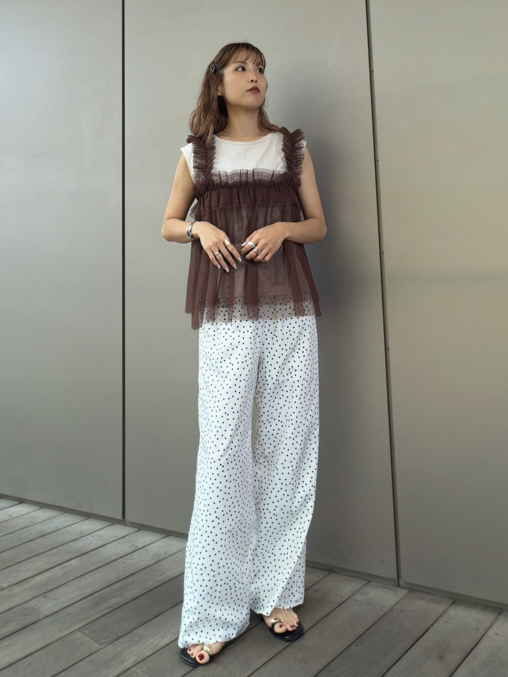 ホワイト系のその他パンツ、ベージュ系のTシャツ/カットソーを着用したレディースの夏コーディネートの3枚目の写真