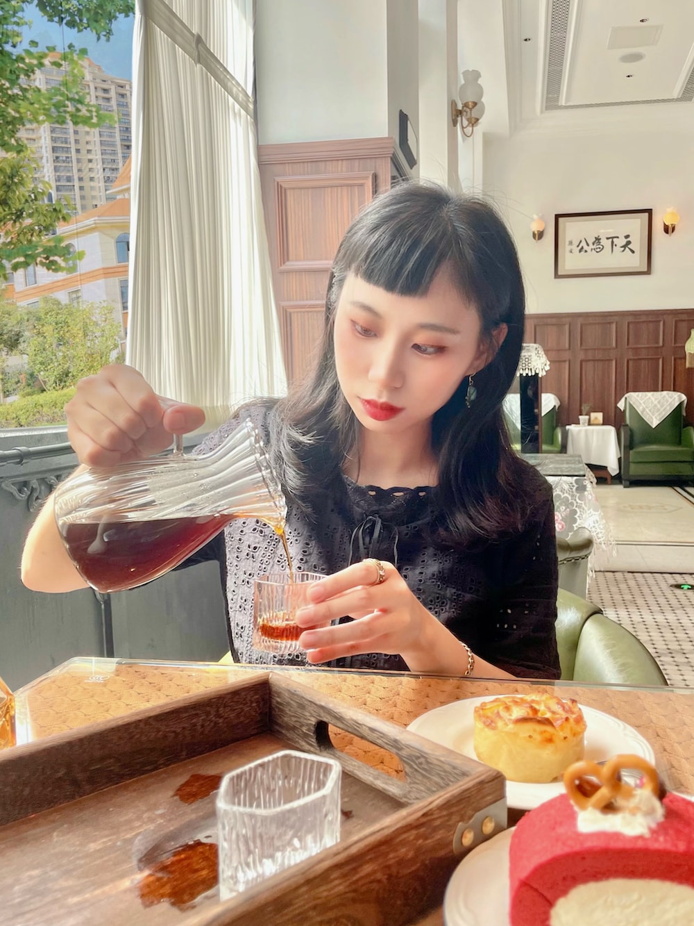 ブラック系のワンピース、ブラック系のその他シューズを着用したレディースの夏コーディネートの2枚目の写真