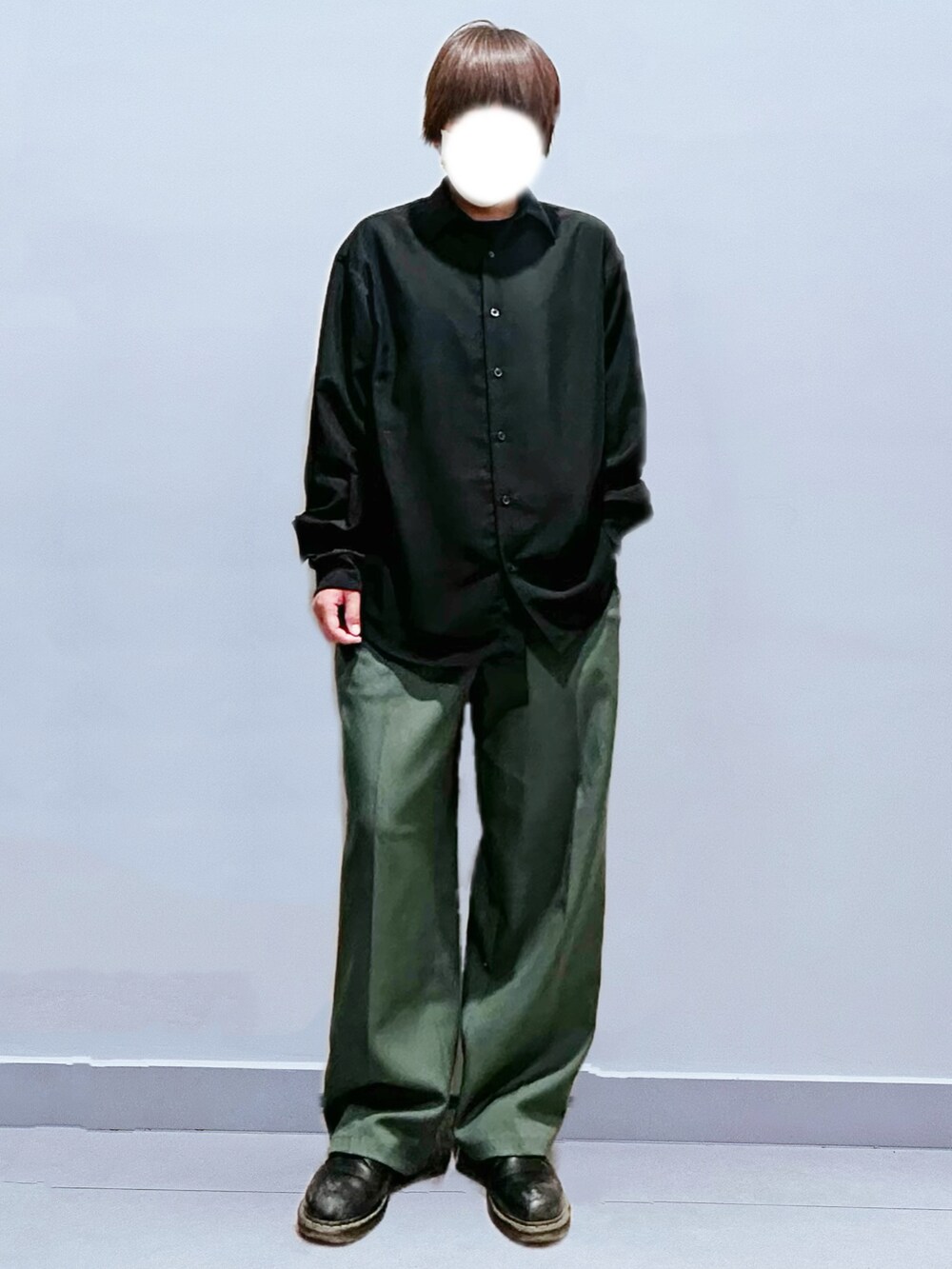 ブラック系のシャツ/ブラウス、ブラック系のTシャツ/カットソー、グリーン系のパンツを着用したレディースの秋コーディネートの2枚目の写真