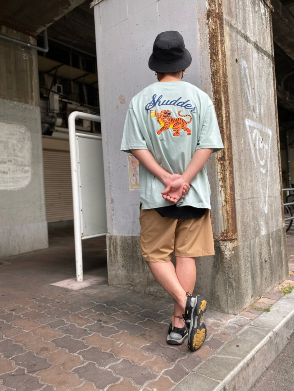 その他のトップス、ブラック系のパンツ、ブラック系のサンダルを着用したメンズの夏コーディネートの3枚目の写真