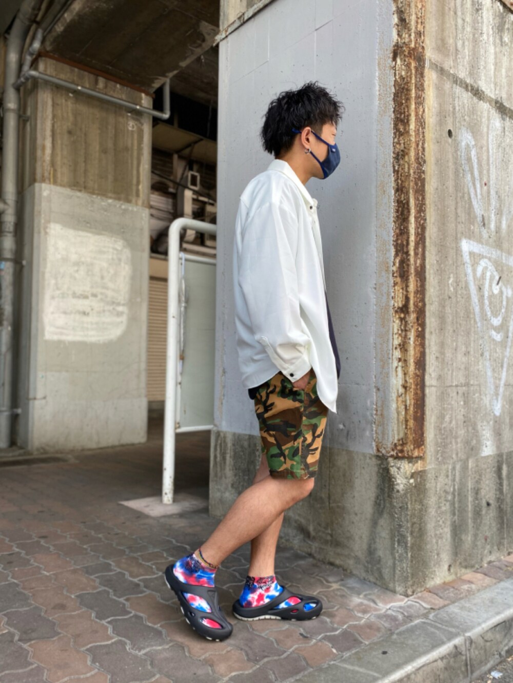 ブラック系のシャツ/ブラウス、ブラック系のTシャツ/カットソー、グリーン系のパンツを着用したメンズの夏コーディネートの2枚目の写真