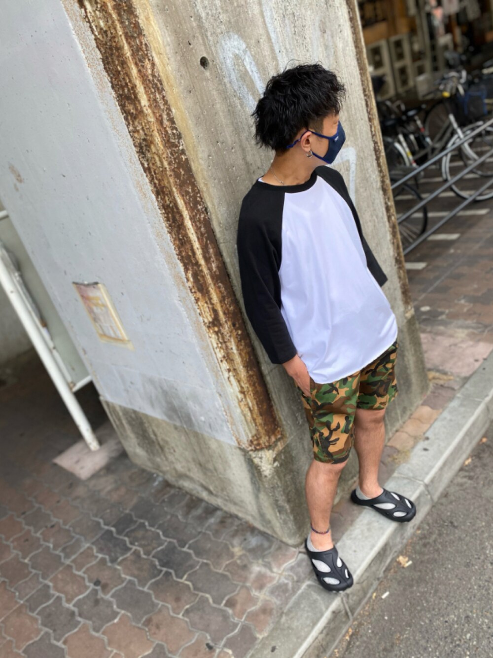 グレー系のTシャツ/カットソー、グリーン系のパンツ、ブラック系のサンダルを着用したメンズの夏コーディネートの3枚目の写真