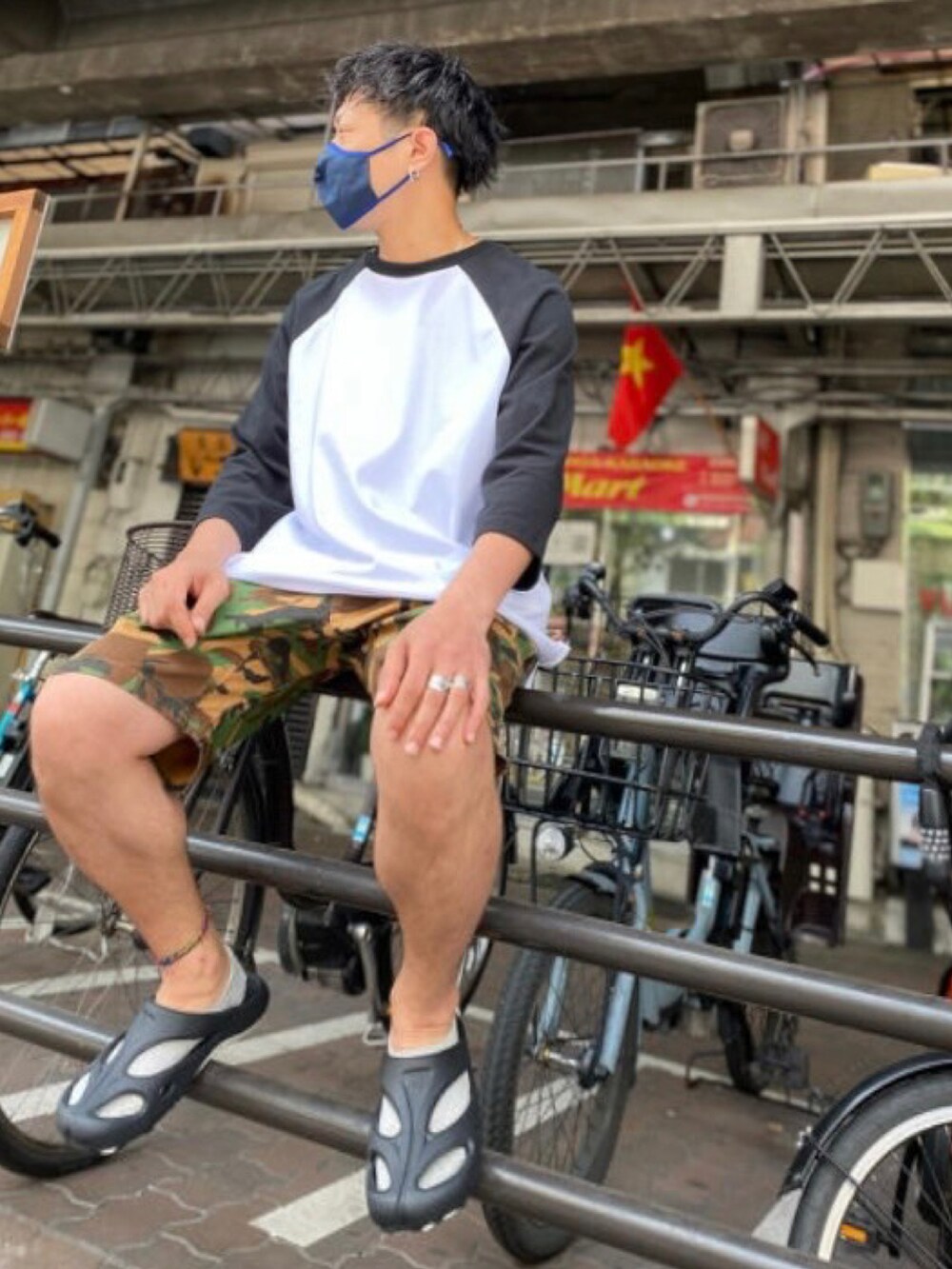 グレー系のTシャツ/カットソー、グリーン系のパンツ、ブラック系のサンダルを着用したメンズの夏コーディネートの4枚目の写真