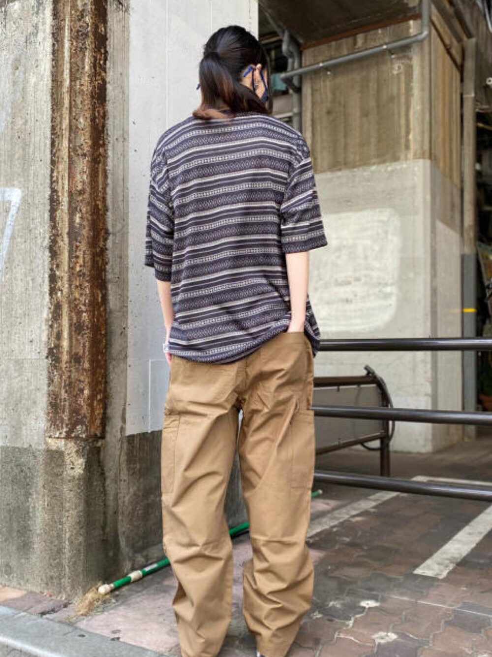 ブルー系のシャツ/ブラウス、ブラウン系のカーゴパンツ、ブラック系のスニーカーを着用したレディースの夏コーディネートの2枚目の写真