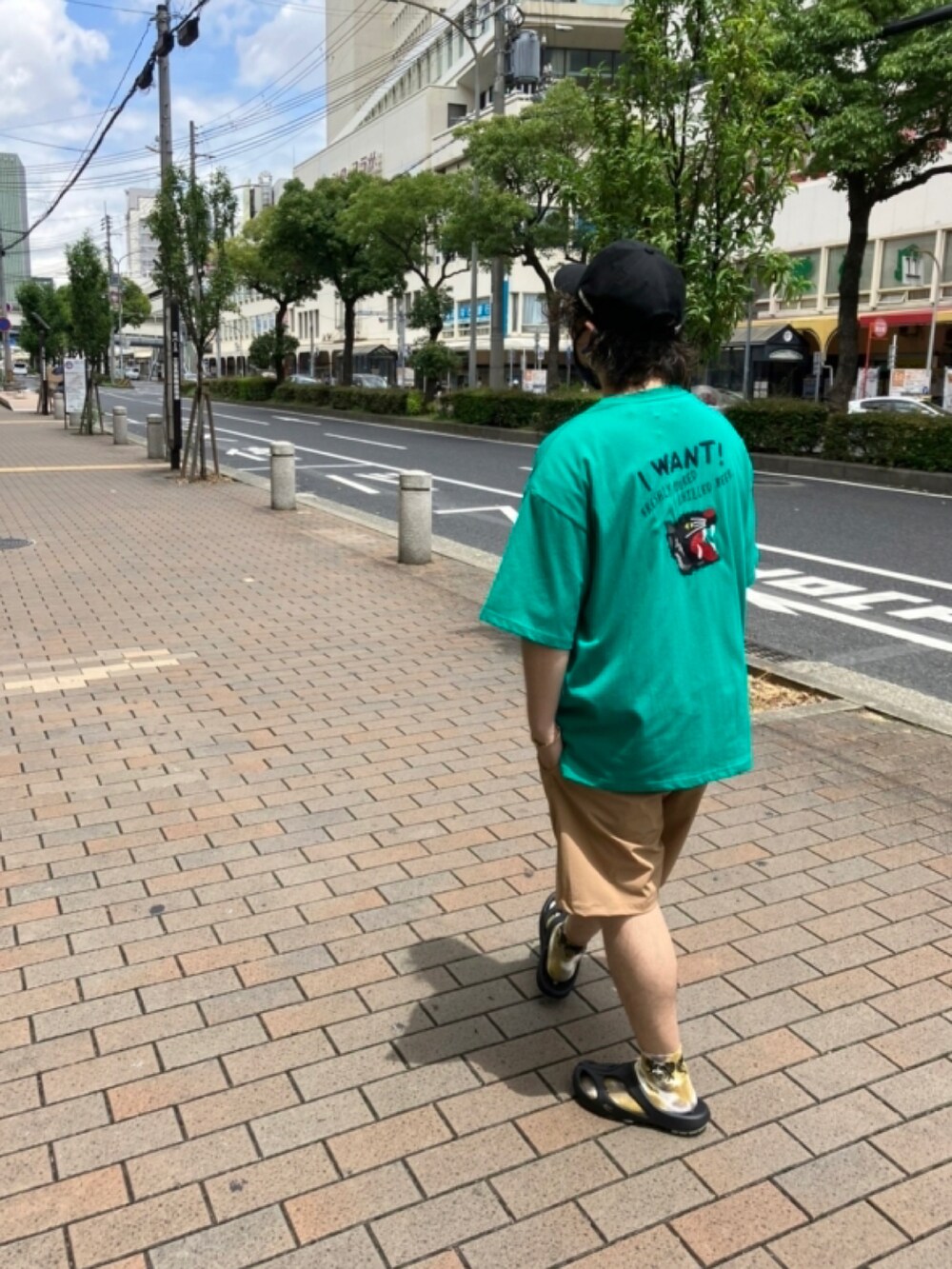 グリーン系のTシャツ/カットソー、ブラック系のその他パンツ、ブラック系のサンダルを着用したメンズの夏コーディネートの2枚目の写真