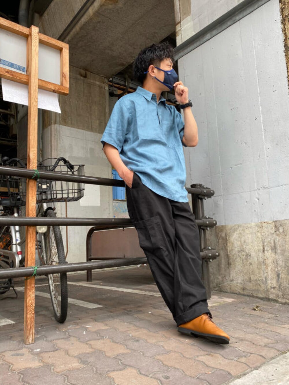 ブルー系のTシャツ/カットソー、ブラック系のカーゴパンツ、ブラック系のスニーカーを着用したメンズの夏コーディネートの4枚目の写真