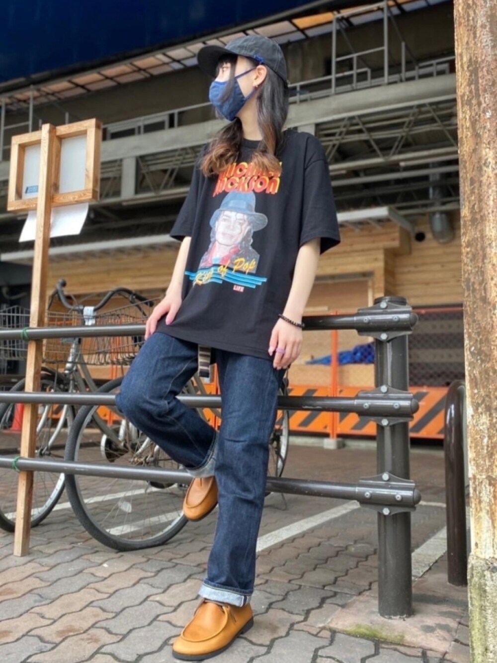 ブラック系のTシャツ/カットソー、ブルー系のデニムパンツ、ブラウン系のスニーカーを着用したレディースの夏コーディネートの3枚目の写真