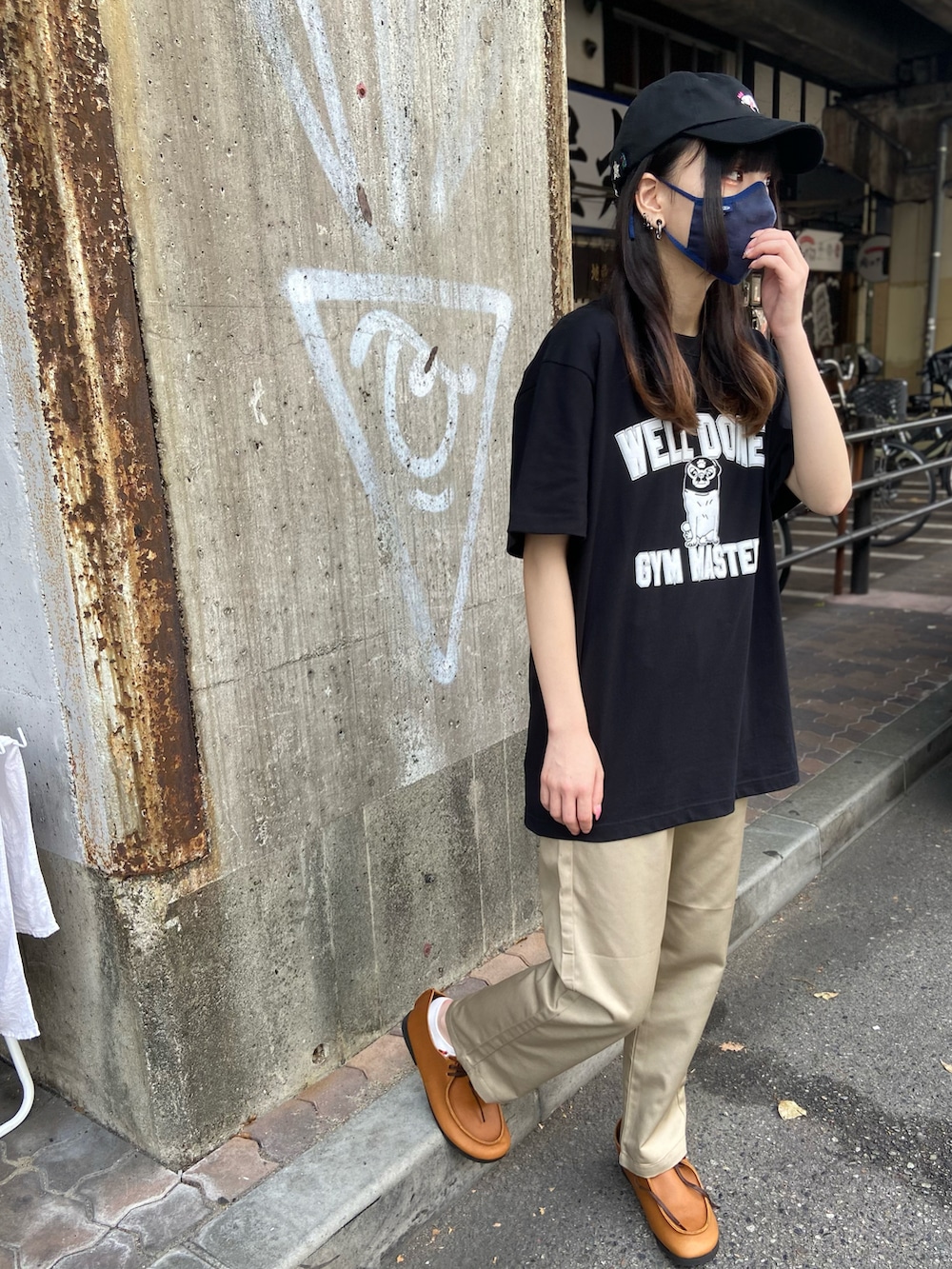 ブラック系のTシャツ/カットソー、ブルー系のパンツ、ブラウン系のスニーカーを着用したレディースの夏コーディネートの2枚目の写真