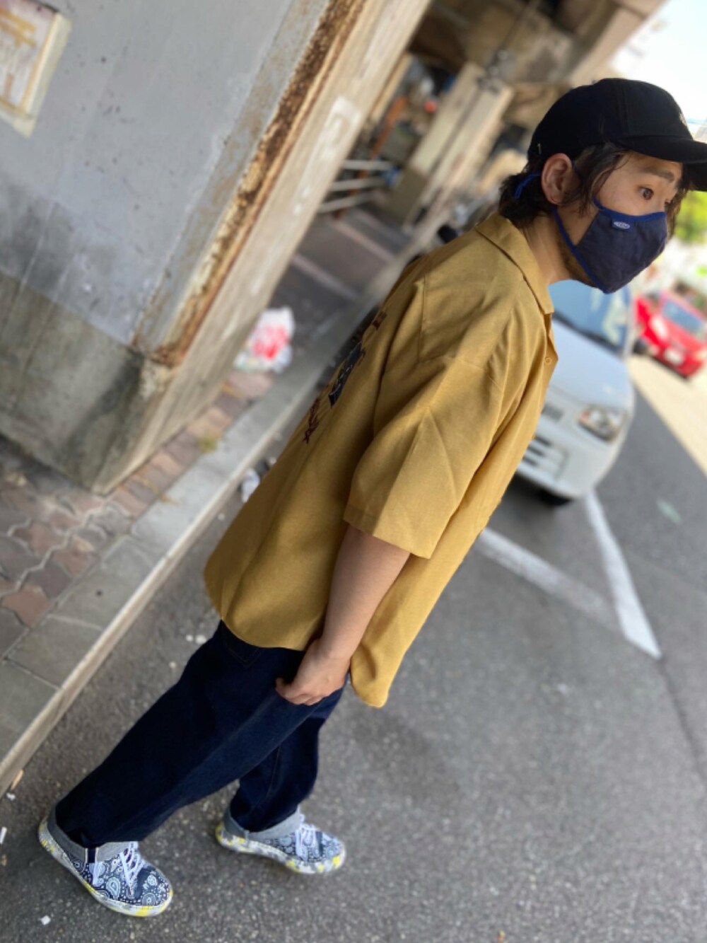 ホワイト系のTシャツ/カットソー、イエロー系のジャケット/アウター、ブルー系のデニムパンツを着用したメンズの夏コーディネートの3枚目の写真