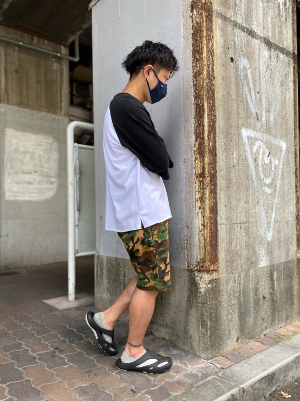 グレー系のTシャツ/カットソー、グリーン系のパンツ、ブラック系のサンダルを着用したメンズの夏コーディネートの2枚目の写真