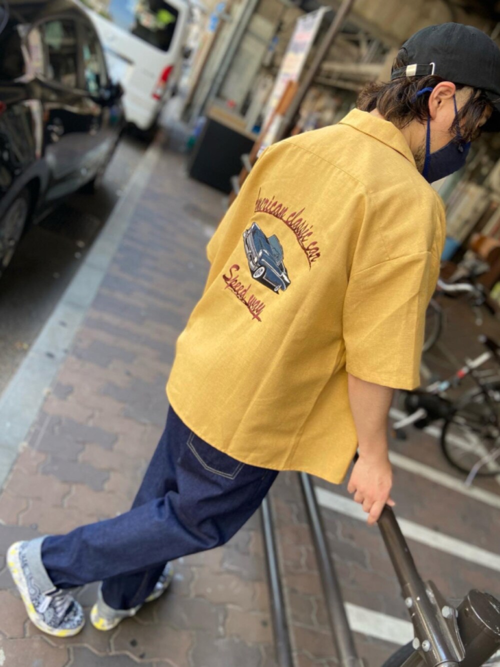 ホワイト系のTシャツ/カットソー、イエロー系のジャケット/アウター、ブルー系のデニムパンツを着用したメンズの夏コーディネートの2枚目の写真