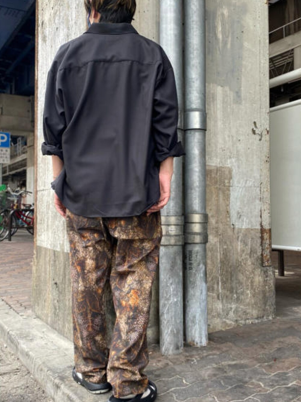 「カジュアルコーデ、ロゴT、オーバーオール、グルカサンダル、アウトドアスタイル、シャツスタイル、in the ROOTS、2nd  ROOTS、instagram、いいね、save、フォローお願いします🤑」｜「SCREEN STARSのアイテム（Tシャツ/カットソー、ホワイト系）」を使った、ROOTS_official @相互さん（メンズ・170cm）の夏コーディネートの2枚目の写真