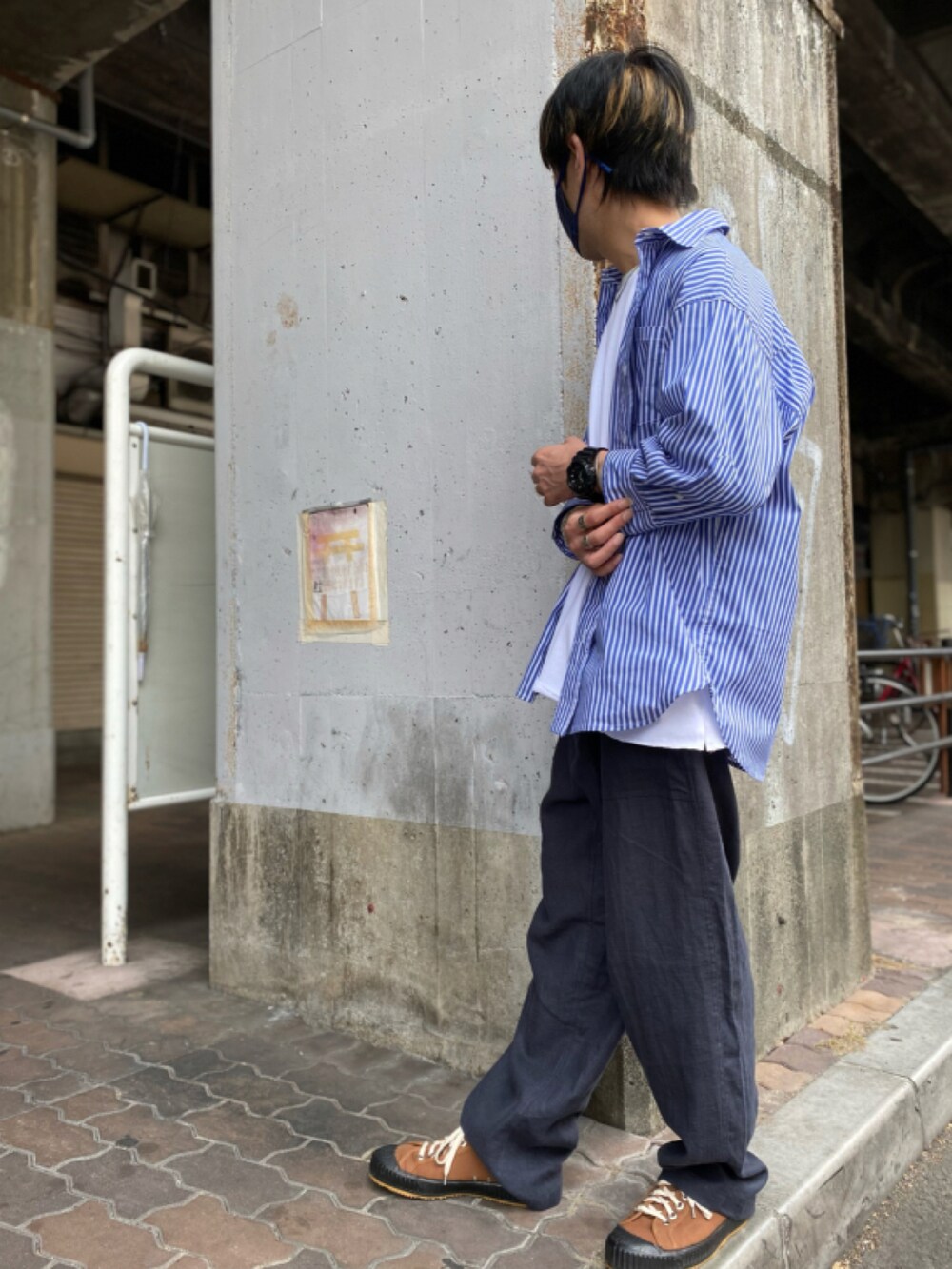 グレー系のTシャツ/カットソー、グリーン系のパンツ、ホワイト系のスニーカーを着用したメンズの夏コーディネートの2枚目の写真