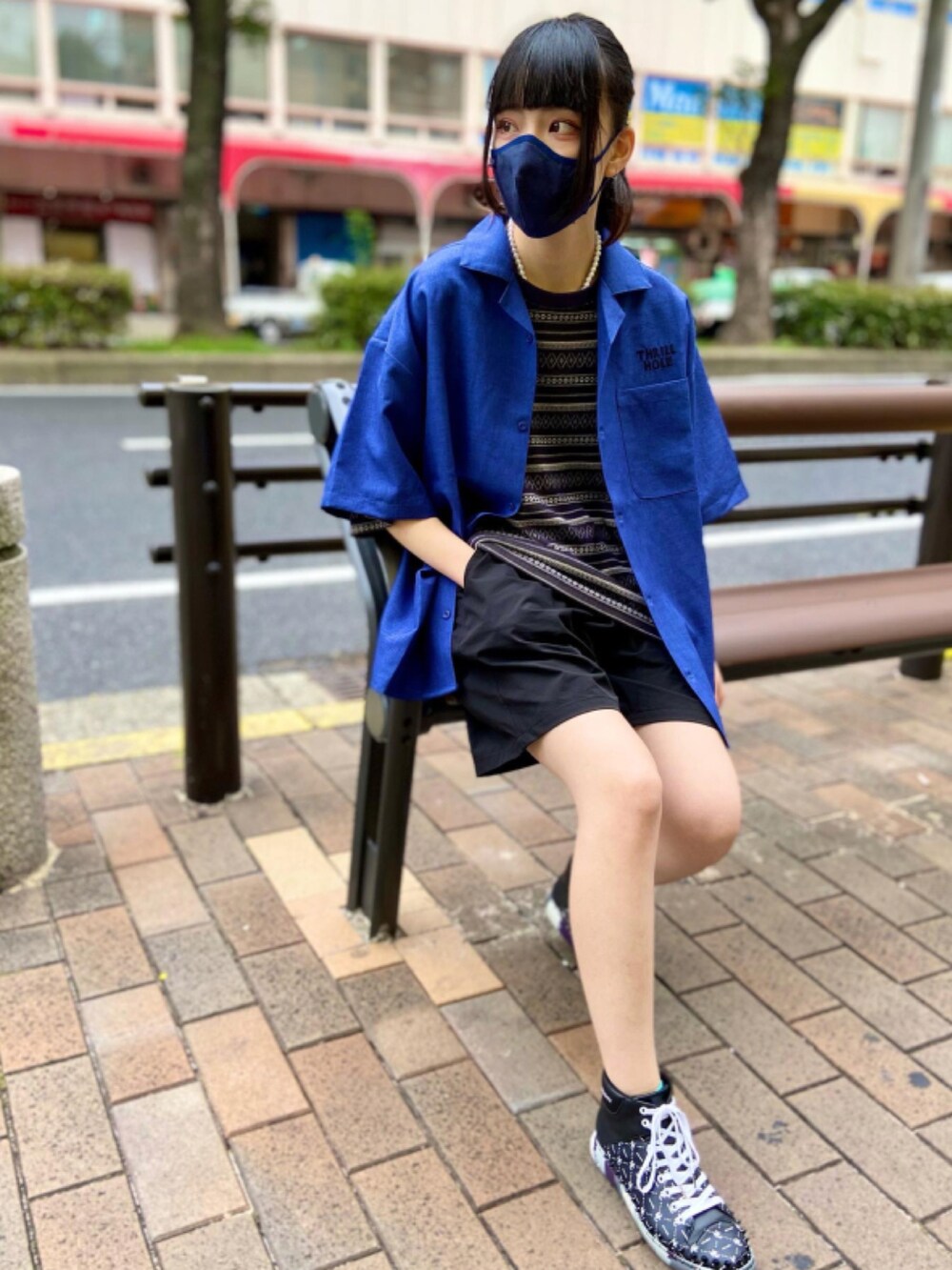 ブルー系のTシャツ/カットソー、ベージュ系のパンツ、ブルー系のシャツ/ブラウスを着用したレディースの夏コーディネートの3枚目の写真