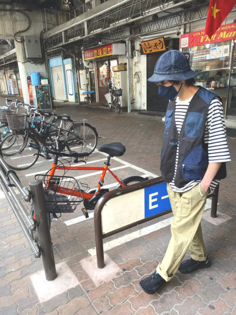 「カジュアルコーデ、ベスト×シャツ、サンダル、ベストスタイル、ボーダーTシャツ、夏コーデ、真夏のアクティブスタイル、in the ROOTS、2nd ROOTS」｜「HIGHERのアイテム（ハット、ブルー系）」を使った、ROOTS_official @相互さん（メンズ・170cm）の夏コーディネートの3枚目の写真