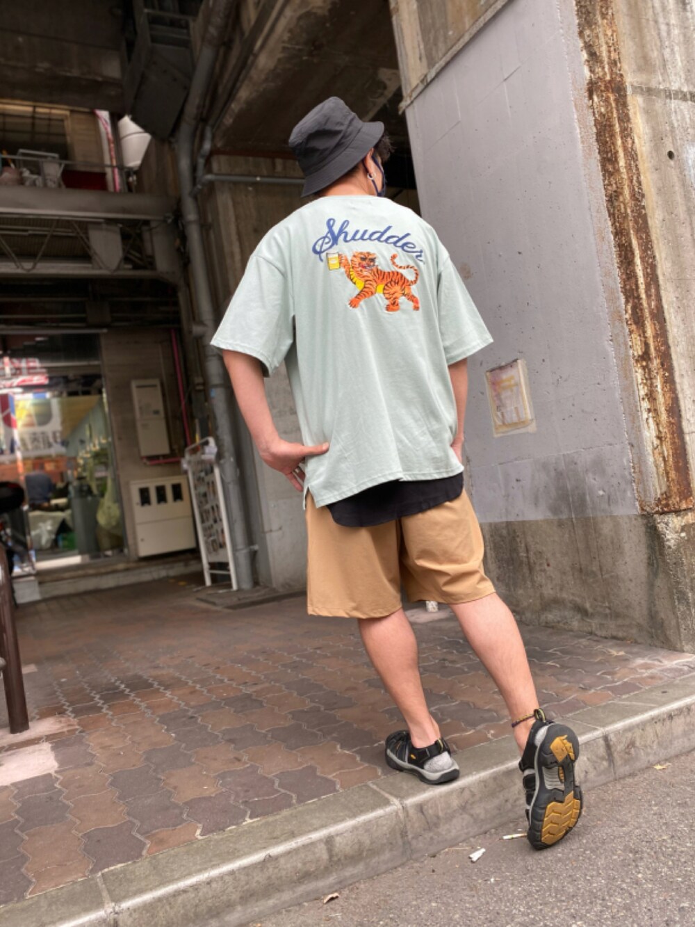 その他のトップス、ブラック系のパンツ、ブラック系のサンダルを着用したメンズの夏コーディネートの2枚目の写真
