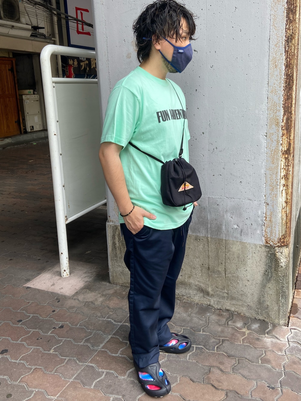 ブラウン系のボディバッグ/ウエストポーチ、ホワイト系のTシャツ/カットソー、ブルー系のパンツを着用したメンズの夏コーディネートの2枚目の写真