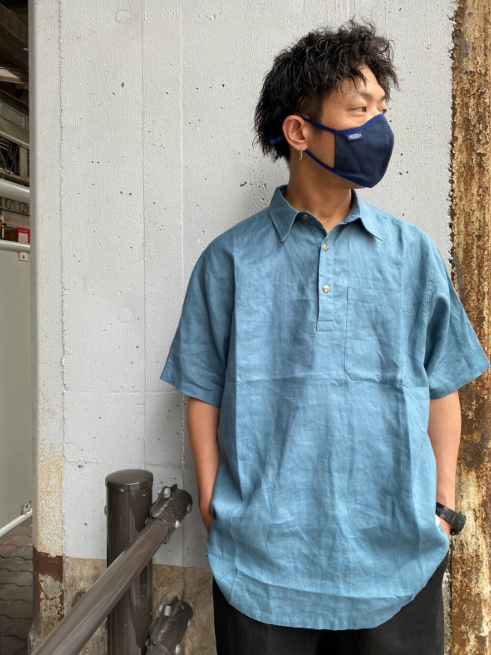 ブルー系のTシャツ/カットソー、ブラック系のカーゴパンツ、ブラック系のスニーカーを着用したメンズの夏コーディネートの3枚目の写真