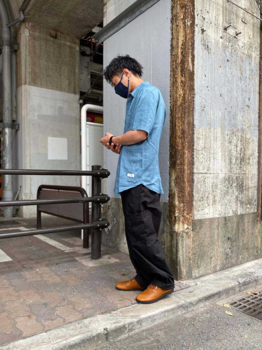 ブルー系のTシャツ/カットソー、ブラック系のカーゴパンツ、ブラック系のスニーカーを着用したメンズの夏コーディネートの2枚目の写真