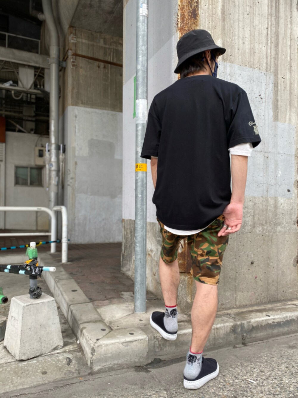 「アウトドアスタイル、キャンプ、シンプルコーデ、真夏のアクティブスタイル、カジュアルコーデ、サンダル、大人カジュアル」｜「HAGHERのアイテム（キャップ、グレー系）」を使った、ROOTS_official @相互さん（メンズ・170cm）の夏コーディネートの2枚目の写真