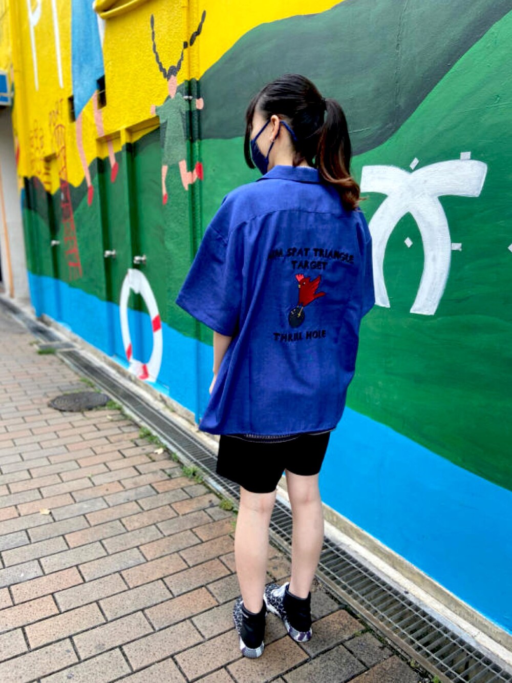 ブルー系のTシャツ/カットソー、ベージュ系のパンツ、ブルー系のシャツ/ブラウスを着用したレディースの夏コーディネートの2枚目の写真