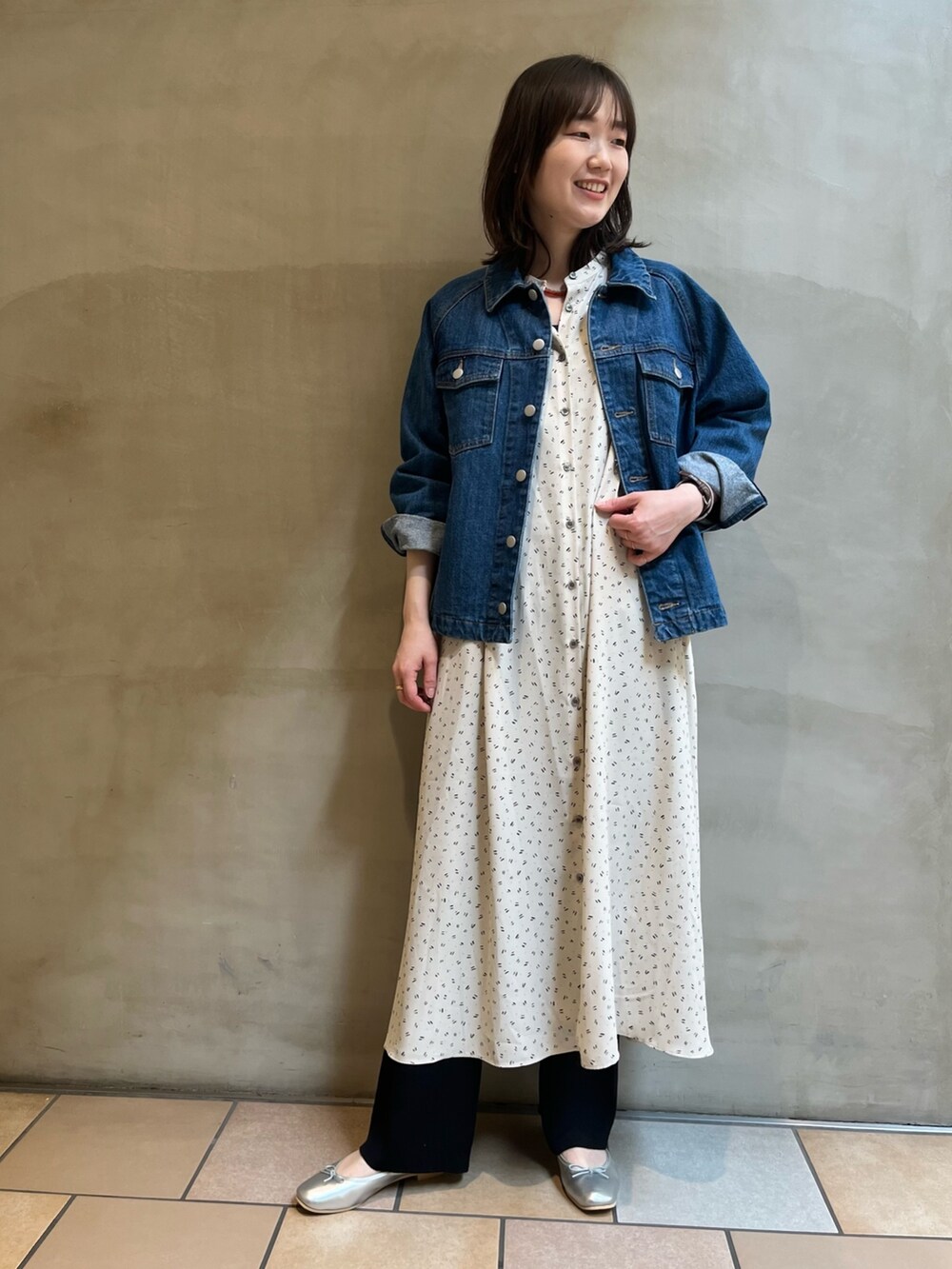 ブルー系のカバーオール、シルバー系のバレエシューズ、ブラック系のその他パンツを着用したレディースの春コーディネートの4枚目の写真