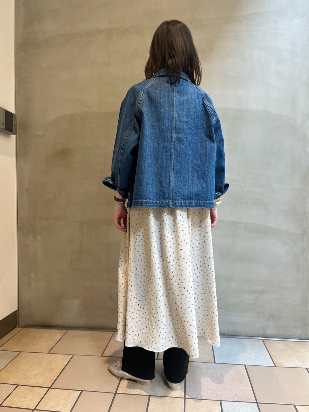 ブルー系のカバーオール、シルバー系のバレエシューズ、ブラック系のその他パンツを着用したレディースの春コーディネートの3枚目の写真