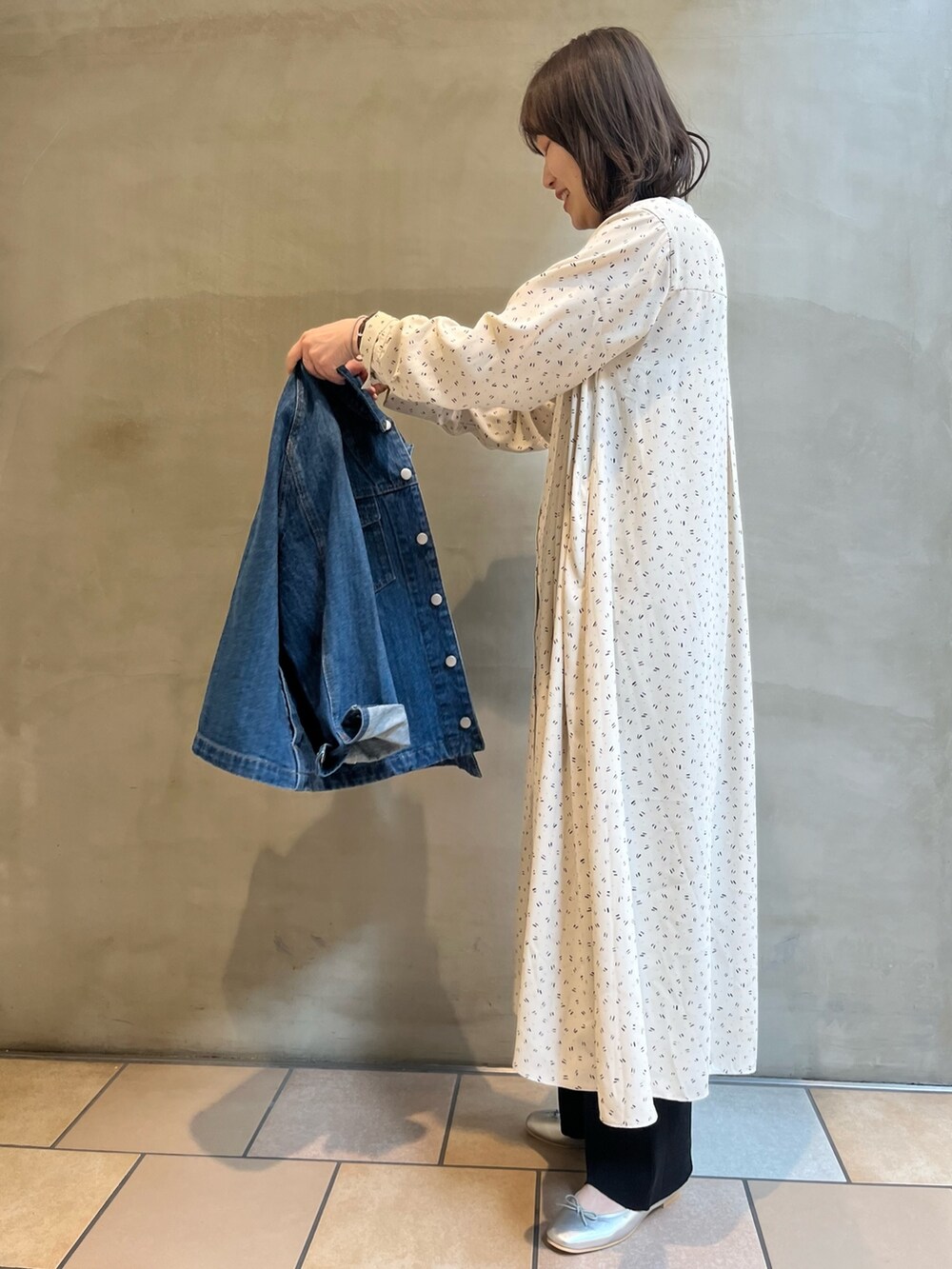 ブルー系のカバーオール、シルバー系のバレエシューズ、ブラック系のその他パンツを着用したレディースの春コーディネートの5枚目の写真