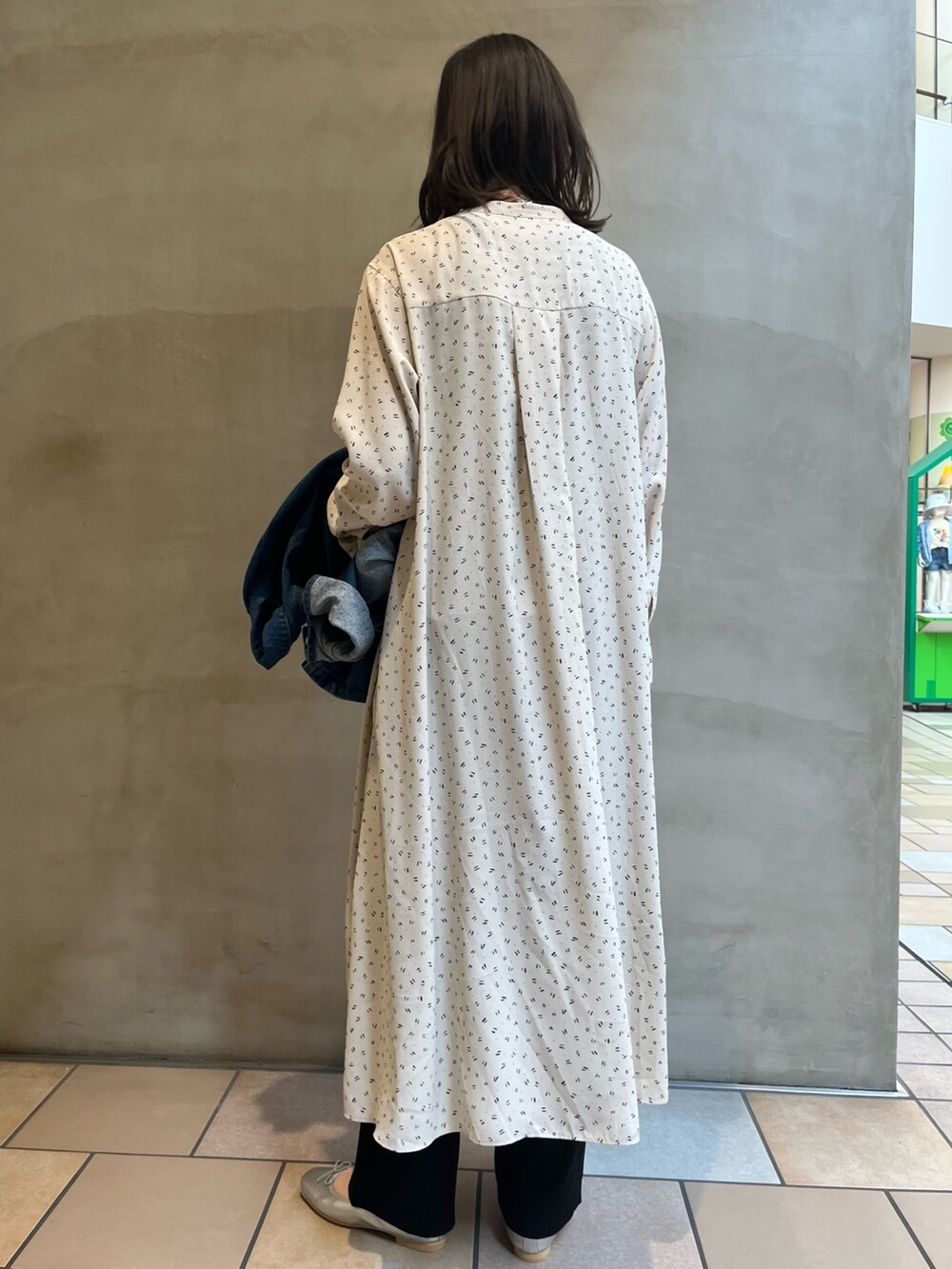 ブルー系のカバーオール、シルバー系のバレエシューズ、ブラック系のその他パンツを着用したレディースの春コーディネートの6枚目の写真