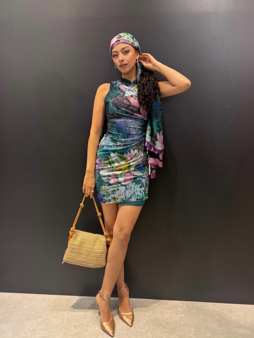 グリーン系のワンピース、ブラウン系のバッグ、グリーン系のバンダナ/スカーフを着用したレディースの春コーディネートの2枚目の写真