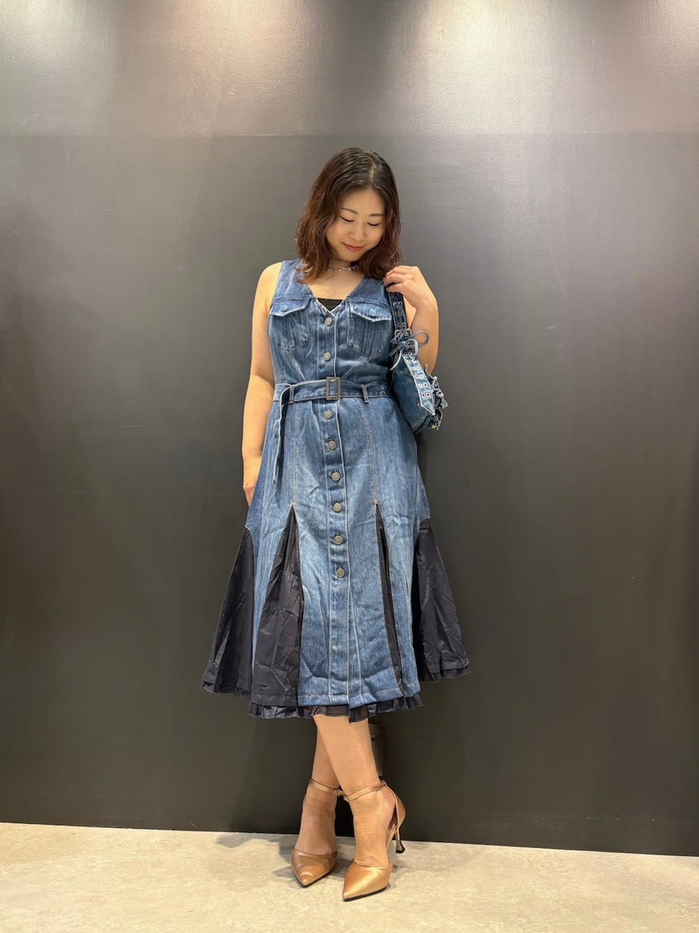 ブルー系のワンピース、ブルー系のバッグを着用したレディースの春コーディネートの2枚目の写真