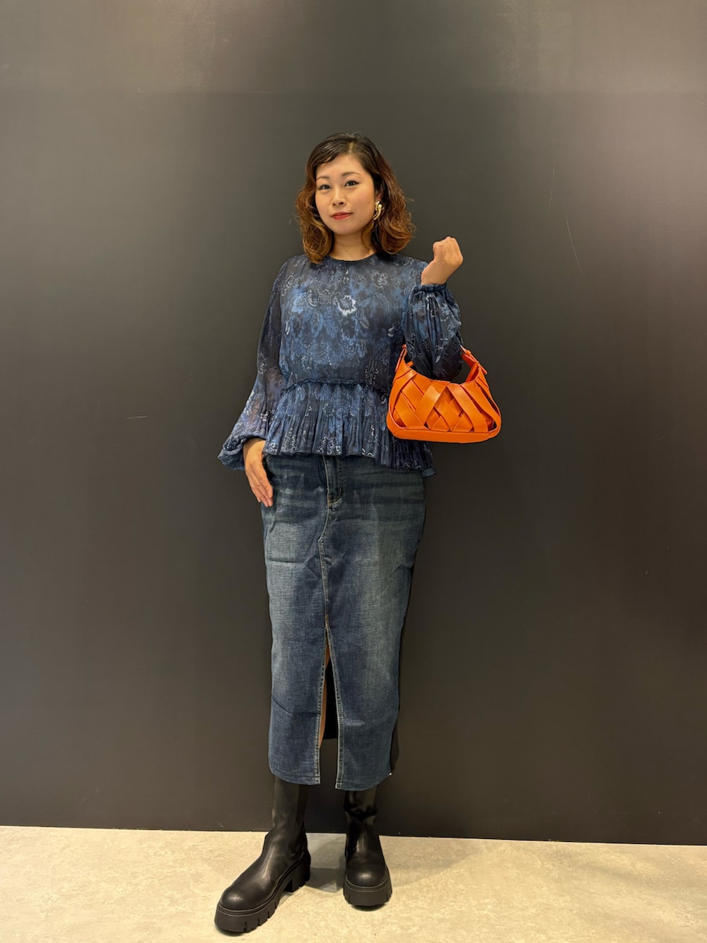 「ペイズリー柄、ブラウス、きれいめカジュアル」｜「Desigualのプリーツブラウス長袖（シャツ/ブラウス、ブルー系）」を使った、Desigual 名古屋 STAFFさん（レディース・170cm）の夏コーディネートの2枚目の写真