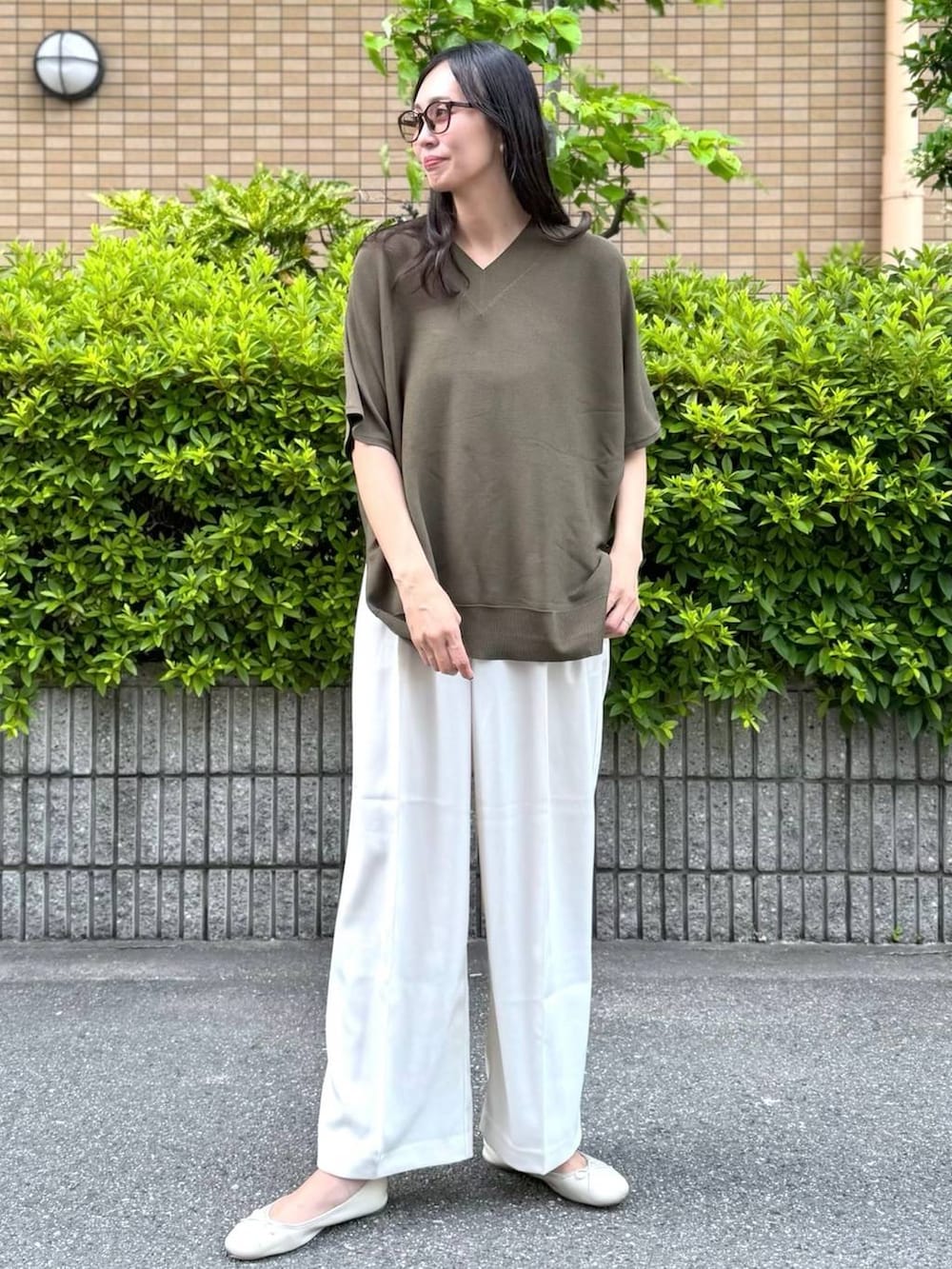 「高見え、着痩せ・細見え、体型カバー、ママコーデ、春コーデ、普通_GLOBAL WORK、スリム_GLOBAL WORK、きれいめ、高触感、抗菌・防臭、軽量、ウォッシャブル、ワイドパンツ、ニット、LOWRYS FARM」｜「LOWRYS FARMのダブルタックワイドパンツ　128594（スラックス、ホワイト系）」を使った、mahokurumaさん（レディース・172cm）の夏コーディネートの7枚目の写真