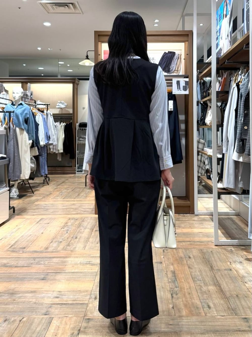 ブラック系のローファー、ブラック系のその他パンツ、ブルー系のシャツ/ブラウスを着用したレディースの春コーディネートの4枚目の写真