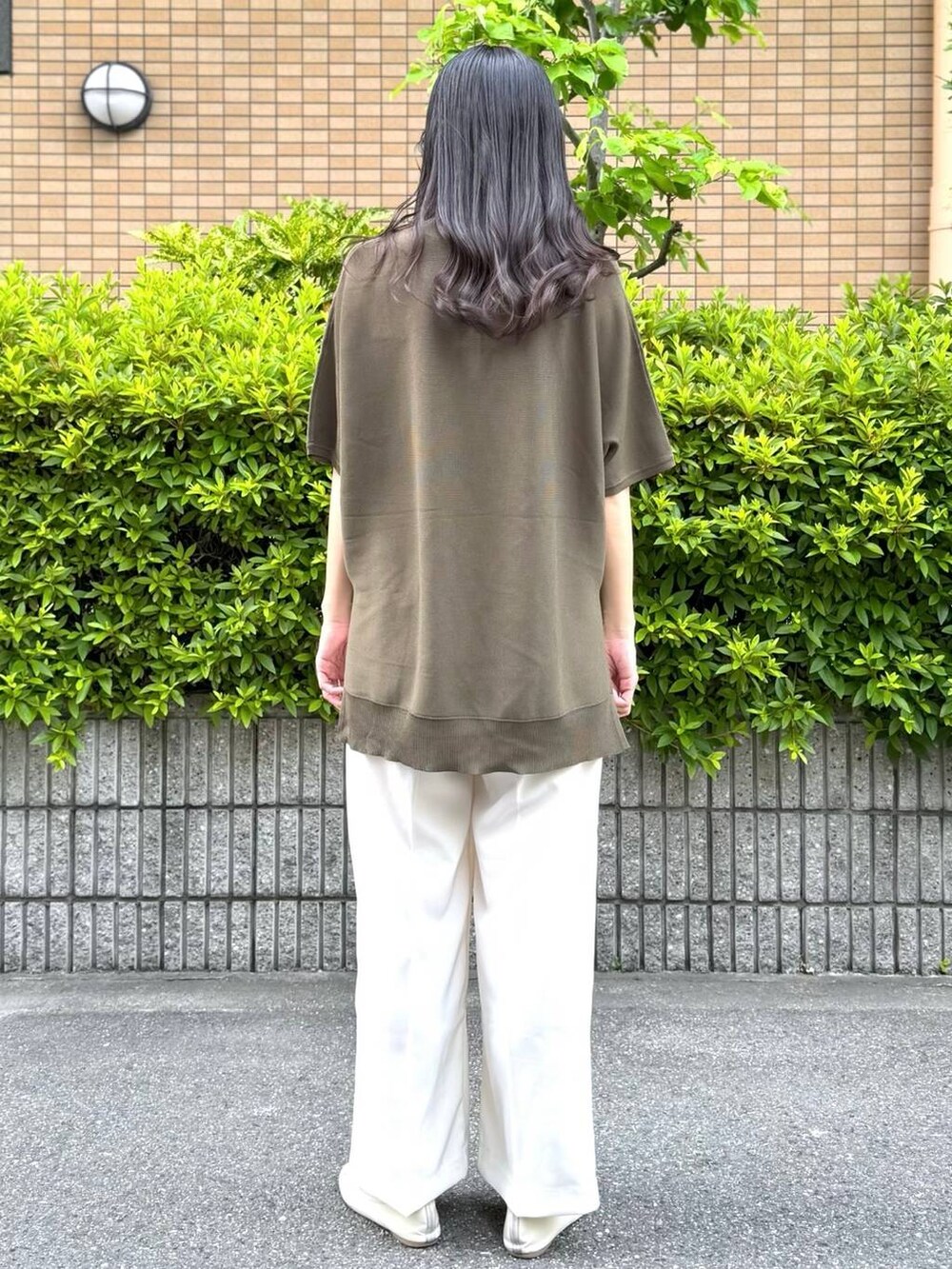 「高見え、着痩せ・細見え、体型カバー、ママコーデ、春コーデ、普通_GLOBAL WORK、スリム_GLOBAL WORK、きれいめ、高触感、抗菌・防臭、軽量、ウォッシャブル、ワイドパンツ、ニット、LOWRYS FARM」｜「LOWRYS FARMのダブルタックワイドパンツ　128594（スラックス、ホワイト系）」を使った、mahokurumaさん（レディース・172cm）の夏コーディネートの4枚目の写真